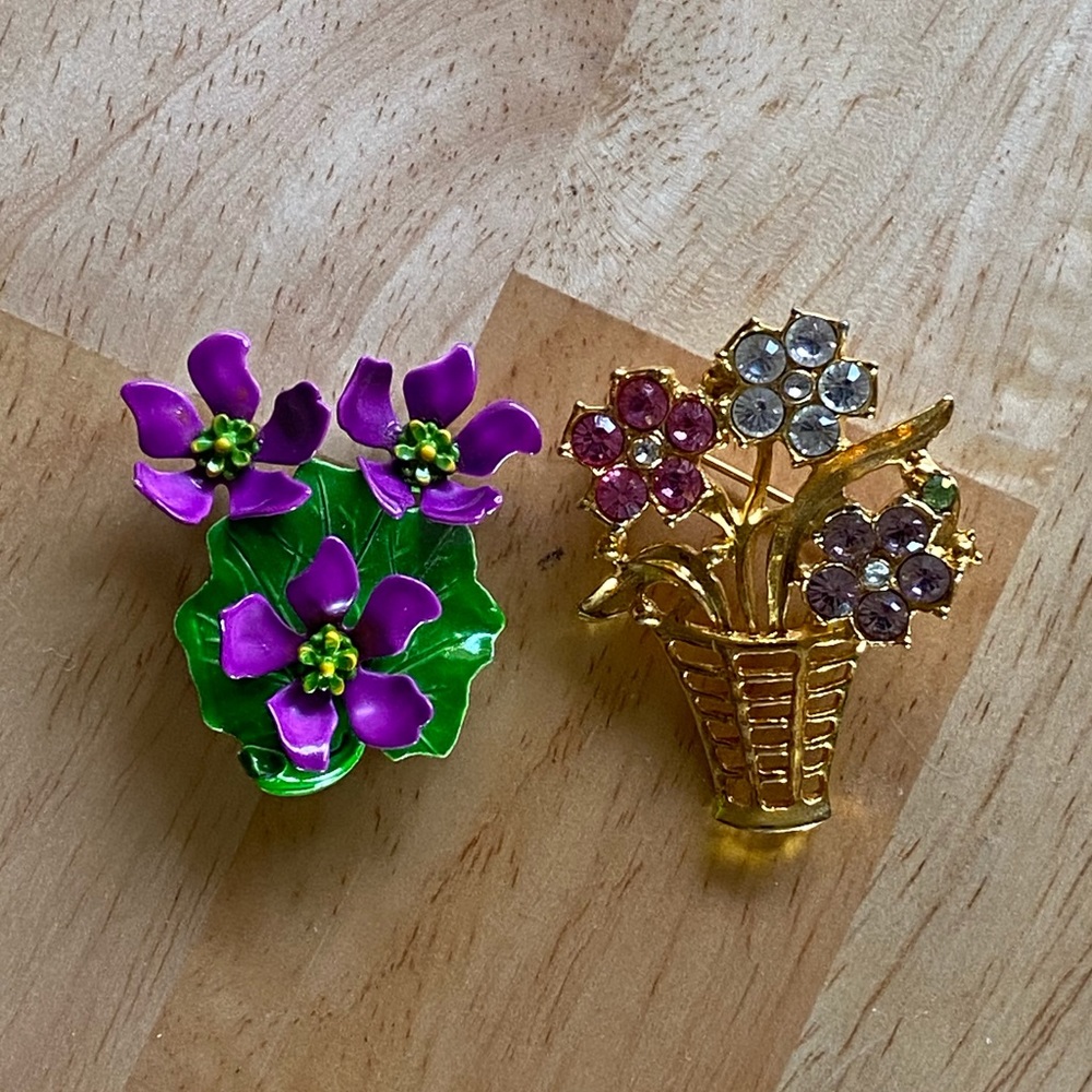 Floral crystal lapel pins! 💐 🌸